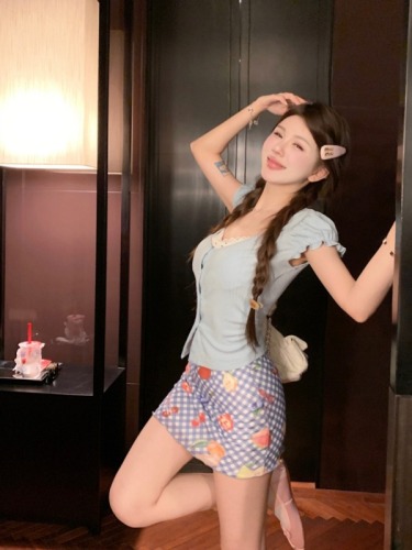 Real shot of fake two-piece ballet short-sleeved Korean-style slim-fit top with small flying sleeves + mesh fruit-print skirt