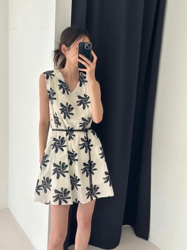 Sleeveless floral floral dress with belt