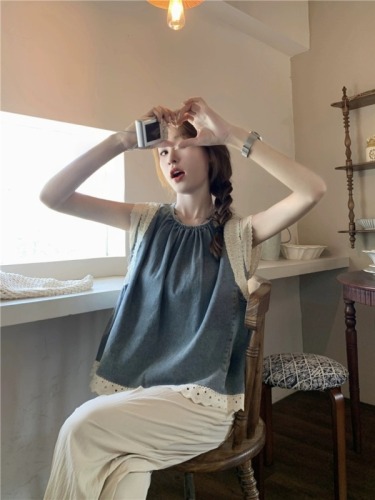 Retro niche lace splicing sleeveless denim shirt for women spring 2024 new style playful pleated loose top trendy