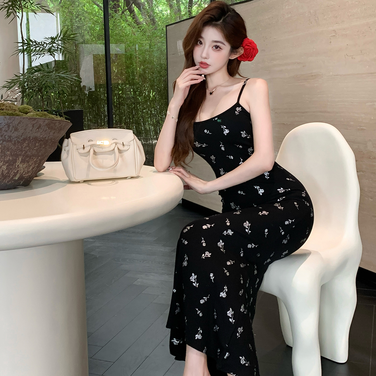Real shot of French style floral suspender women's 2024 summer new slim fit long hip skirt