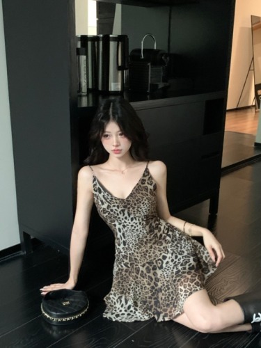 Real shot~Short V-neck leopard print suspender dress with spaghetti straps, elegant waist-slimming A-line skirt