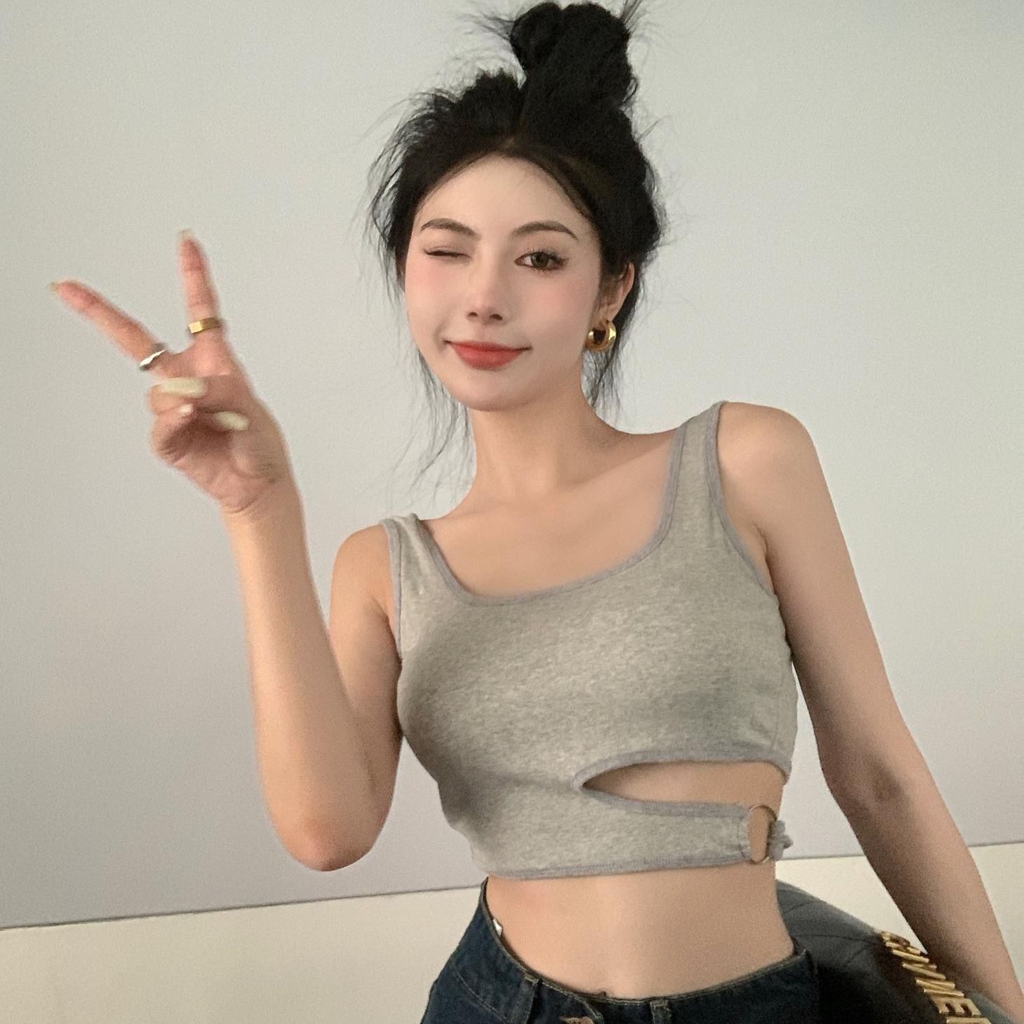 Guaranteed to be in stock - if out of stock, we will notify you. Women's slim-fitting inner wear with hollowed-out hot girls' slimming and beautiful back. Pure desire chest-wrapped underwear.