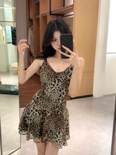 Real shot~Short V-neck leopard print suspender dress with spaghetti straps, elegant waist-slimming A-line skirt