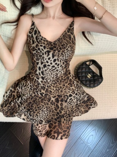 Real shot~Short V-neck leopard print suspender dress with spaghetti straps, elegant waist-slimming A-line skirt