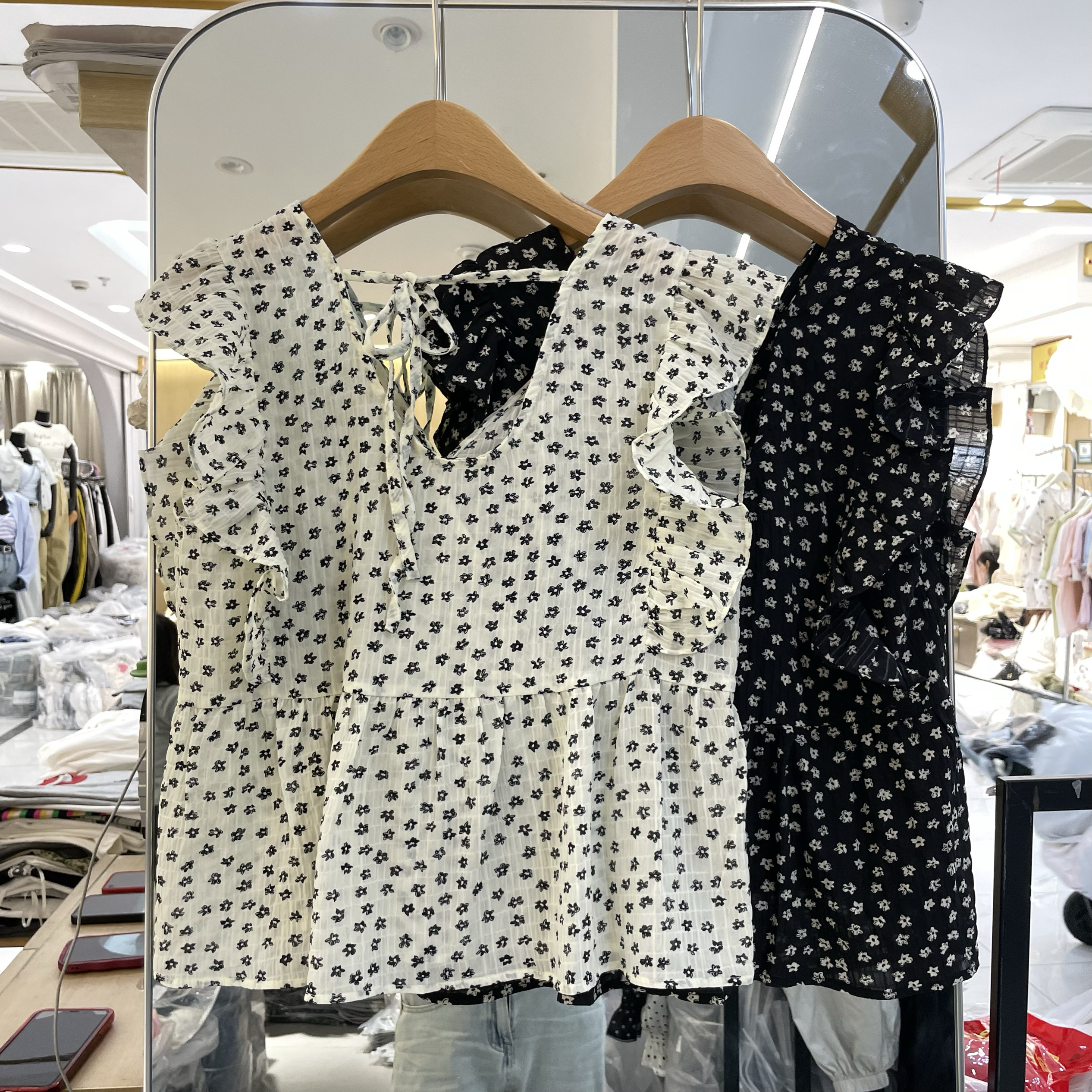 Korean niche V-neck flying sleeve floral shirt women's 2024 summer new style ruffle slim vest top trendy