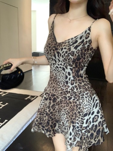 Real shot~Short V-neck leopard print suspender dress with spaghetti straps, elegant waist-slimming A-line skirt