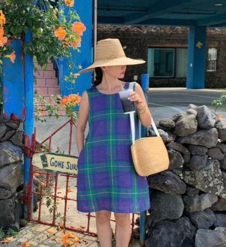 Age-reducing plaid sleeveless dress