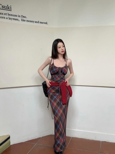 Real shot of Earl's daughter, retro plaid mesh waist suspender skirt, hot girl's slim-fitting long skirt for little people