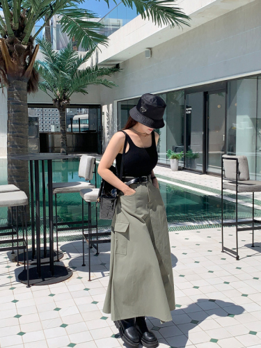 Casual, versatile, stylish and handsome slit skirt