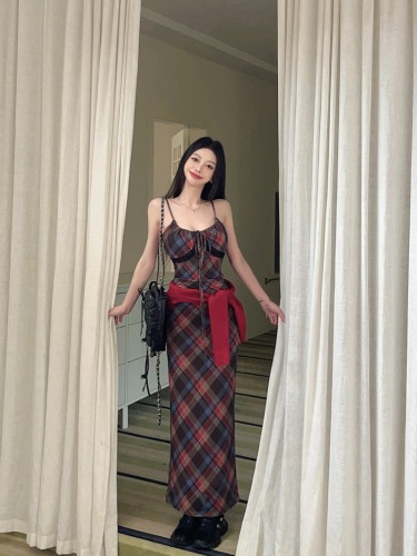 Real shot of Earl's daughter, retro plaid mesh waist suspender skirt, hot girl's slim-fitting long skirt for little people