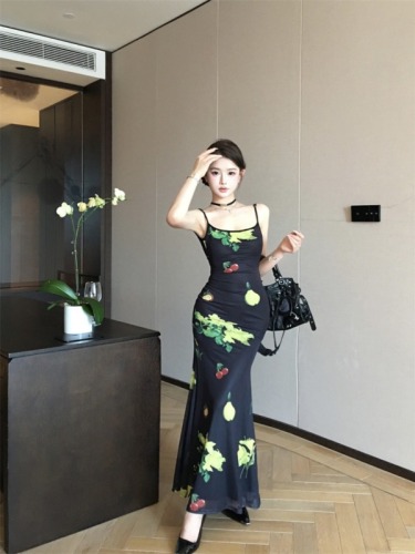 Real shot of retro black printed hottie’s slim backless waist suspender dress