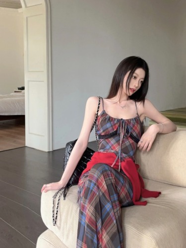 Real shot of Earl's daughter, retro plaid mesh waist suspender skirt, hot girl's slim-fitting long skirt for little people