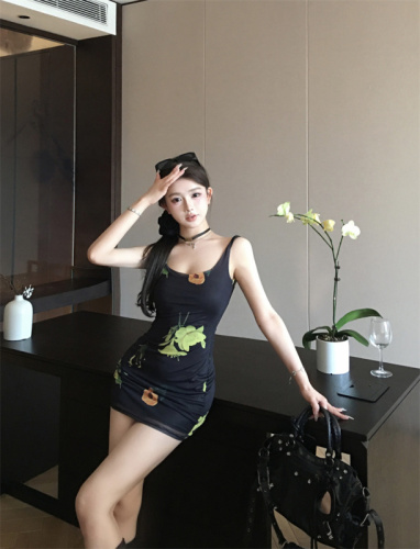 Real shot of retro black printed hottie’s slim backless waist suspender dress