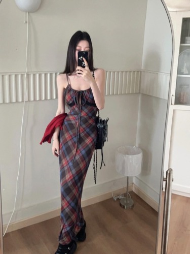 Real shot of Earl's daughter, retro plaid mesh waist suspender skirt, hot girl's slim-fitting long skirt for little people