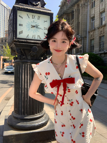 Wine-stained cherry bow dress with flying sleeves, sweet style waist slimming design, sweet and spicy printed short skirt