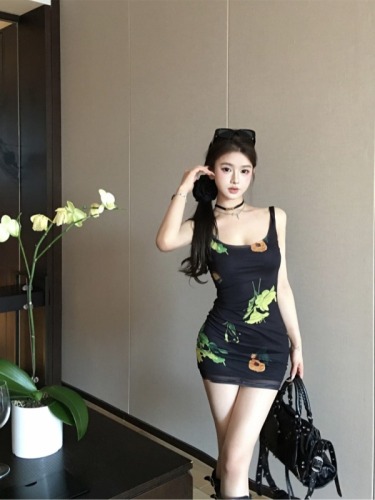 Real shot of retro black printed hottie’s slim backless waist suspender dress