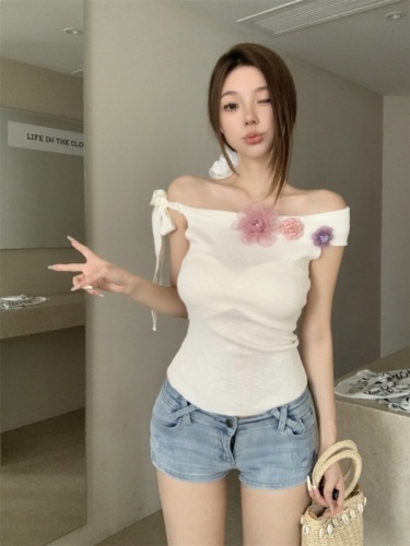 Real shot of sweet and spicy one-shoulder three-dimensional flower knitted sweater with wide sleeves, pure lust, sexy off-shoulder waist top for women