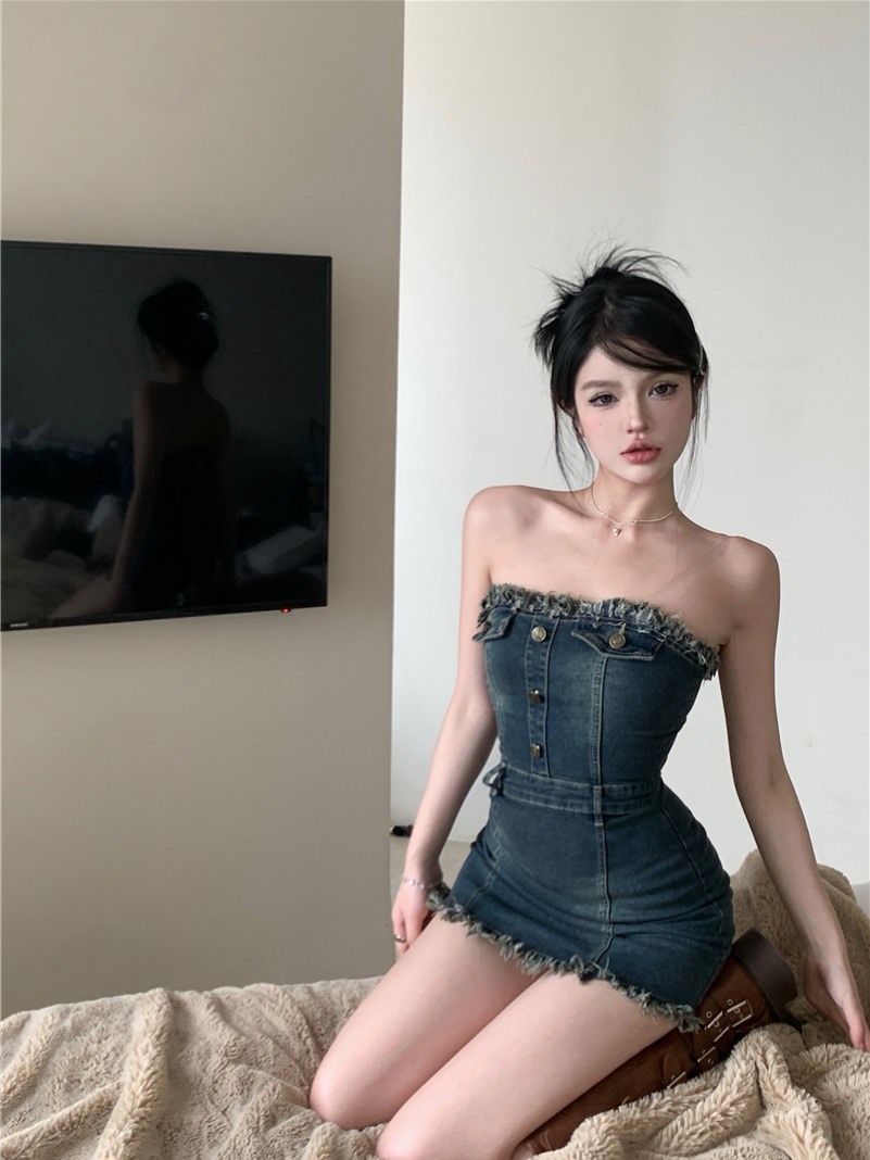 Real shot!  Hot girl's waist-cinching tube top raw edge denim dress is sexy and hip-hugging short skirt