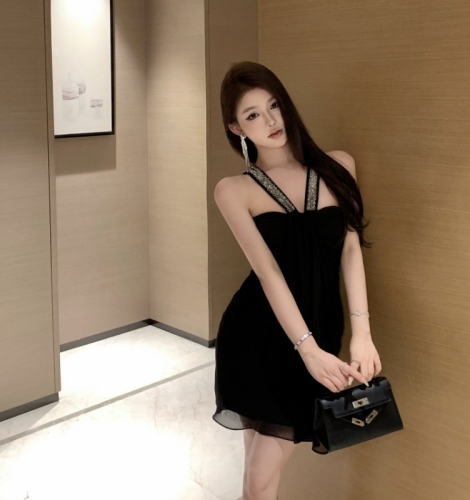 Real shot of suspender dress, black skirt, slim and sexy little black dress for small people