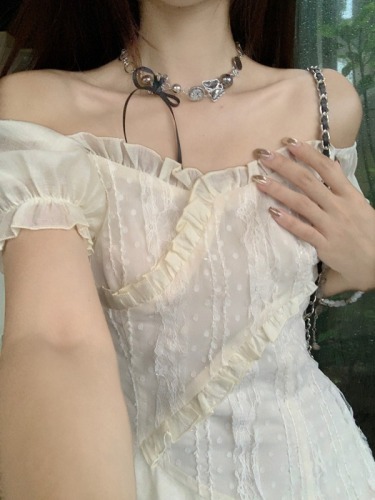 Actual shot ~ Irregular design slit, ear-hemmed short-sleeved dress, fairy-like first love lace skirt