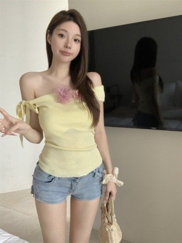 Real shot of sweet and spicy one-shoulder three-dimensional flower knitted sweater with wide sleeves, pure lust, sexy off-shoulder waist top for women