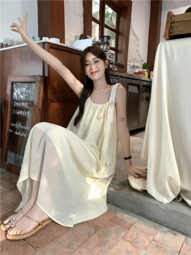 Actual shot of the new Korean style super fairy and gentle style off-white suspender dress for women