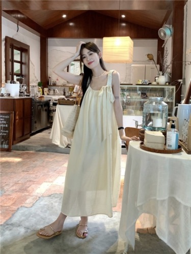 Actual shot of the new Korean style super fairy and gentle style off-white suspender dress for women