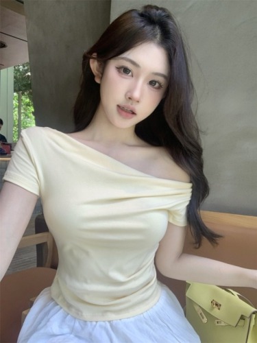 Real shot of beautiful one-shoulder women's summer pure desire slimming short sweet and spicy slimming short top