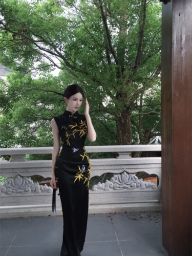 Real shot of retro Chinese style embroidered short-sleeved cheongsam dress long style