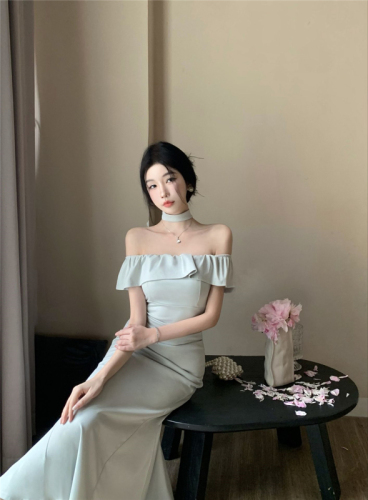 Real shot of summer French-style high-end one-shoulder dress, feminine ruffled fishtail dress, long skirt