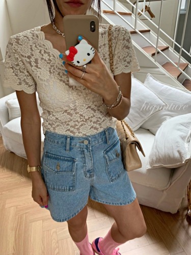 High-waisted, leg-lengthening washed retro denim shorts with double pocket design