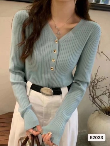 Xiaoxiangfeng inner layering shirt for women in spring and autumn, slim fit, soft and waxy sweater, fashionable V-neck long-sleeved sweater top