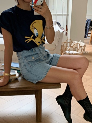 High-waisted, leg-lengthening washed retro denim shorts with double pocket design