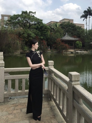 Real shot of Chinese-style modified cheongsam dress with long slit