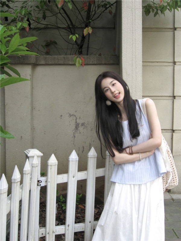 Real shot of fashionable age-reducing babydoll shirt, blue striped top, white high-waisted lace skirt, two-piece skirt set for women