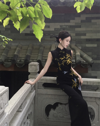 Real shot of retro Chinese style embroidered short-sleeved cheongsam dress long style