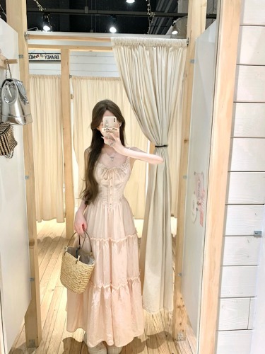 Real shot of the first awakening of mid-summer ~ lace splicing French romantic suspender dress vacation style slimming mid-length skirt