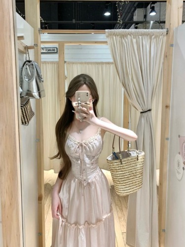 Real shot of the first awakening of mid-summer ~ lace splicing French romantic suspender dress vacation style slimming mid-length skirt