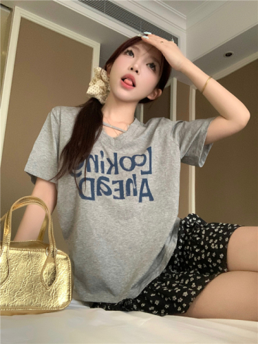 Actual shot and real price ~ Designed V-neck diagonal striped loose niche letter T-shirt top for women