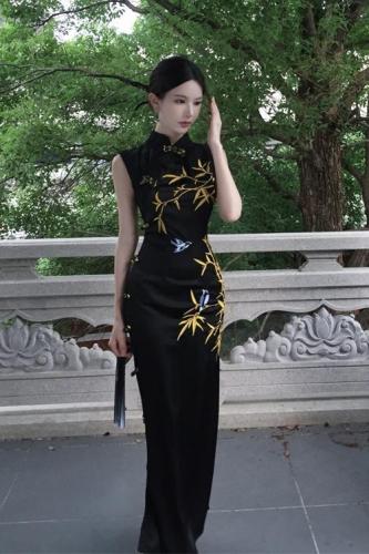 Real shot of retro Chinese style embroidered short-sleeved cheongsam dress long style