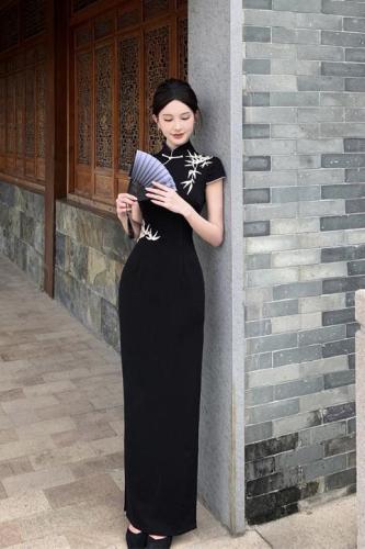 Real shot of Chinese-style modified cheongsam dress with long slit