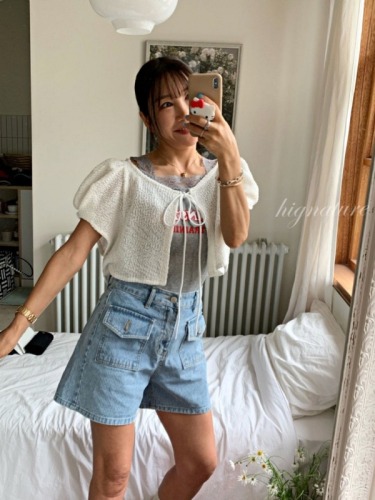 High-waisted, leg-lengthening washed retro denim shorts with double pocket design