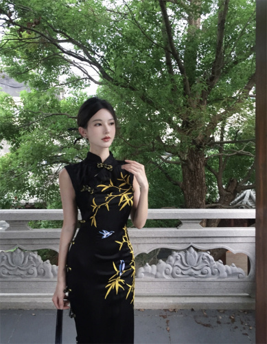 Real shot of retro Chinese style embroidered short-sleeved cheongsam dress long style