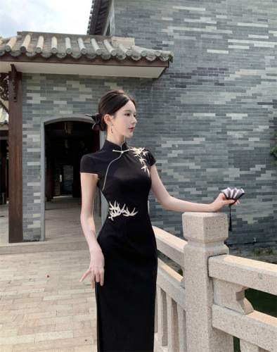 Real shot of Chinese-style modified cheongsam dress with long slit