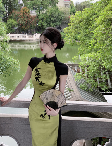 Real shot of retro Chinese style contrasting color cheongsam dress long style