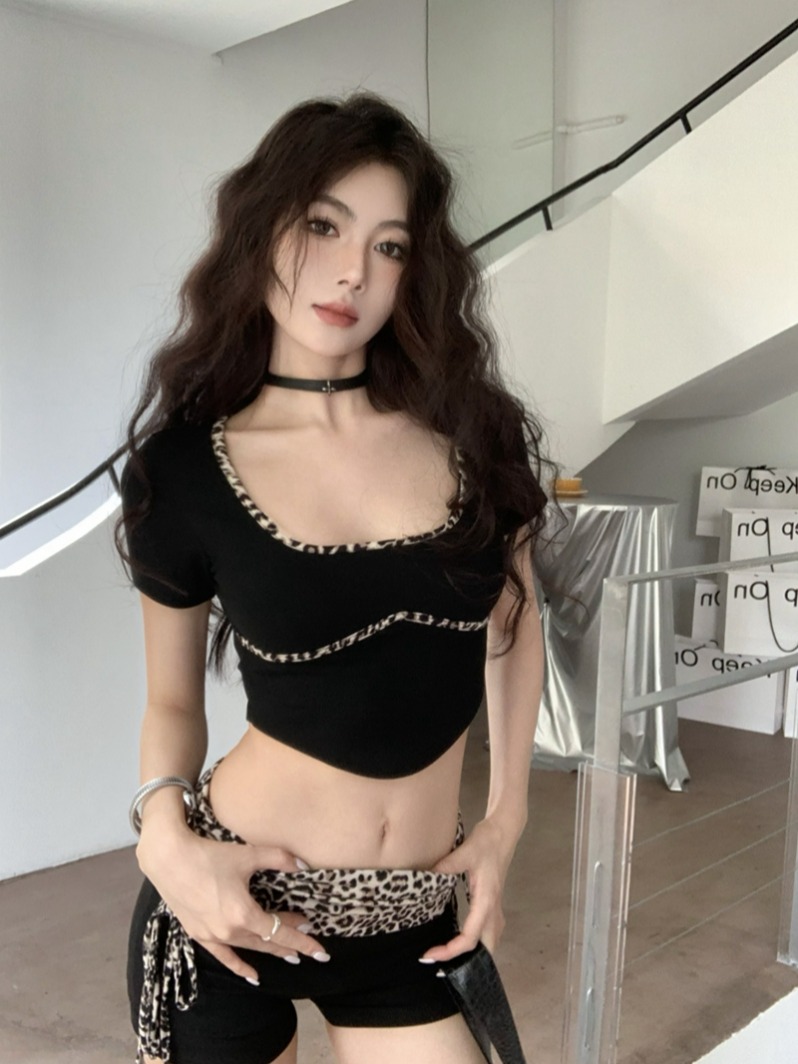 實拍夏純欲性感辣妹風U領拼接豹紋露臍上衣+低腰抽褶短款套裝