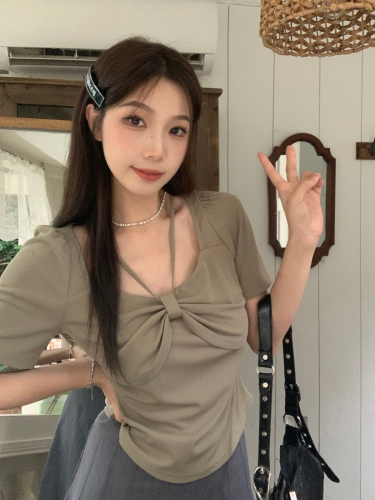 Super hot short-sleeved T-shirt women's design niche summer slightly fat m hot girl clavicle straight shoulder slim short top