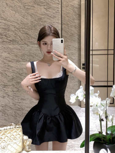 Real shot of fake lace two-piece spliced ​​suspender dress to slim down the waist