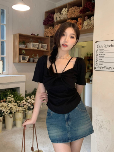 Super hot short-sleeved T-shirt women's design niche summer slightly fat m hot girl clavicle straight shoulder slim short top