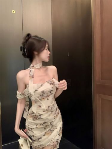 Actual shot of floral chiffon dress, high-end temperament, waist-cinching and sexy hip-hugging short skirt